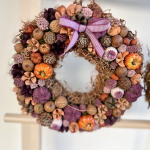 Őszi bársony – tökös-terméses ajtódísz szilvalila árnyalatokkal 💜🧡