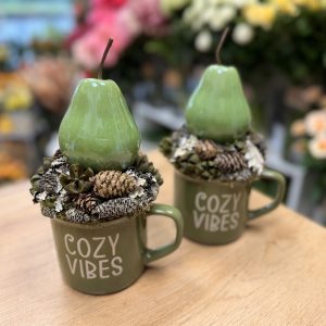 Cozy Vibes – körtés őszi asztaldísz zöld bögrében 🍐
